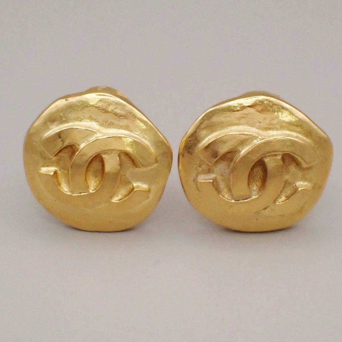 Chanel Vintage Cc Round Clip-On Metal Gold Gold_Plated Earrings Jewelry (Pre-Owned)