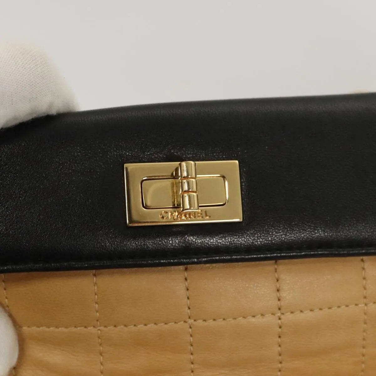 Chanel Chocolate Bar Handbag Lambskin Beige Leather Handbag (Pre-Owned)