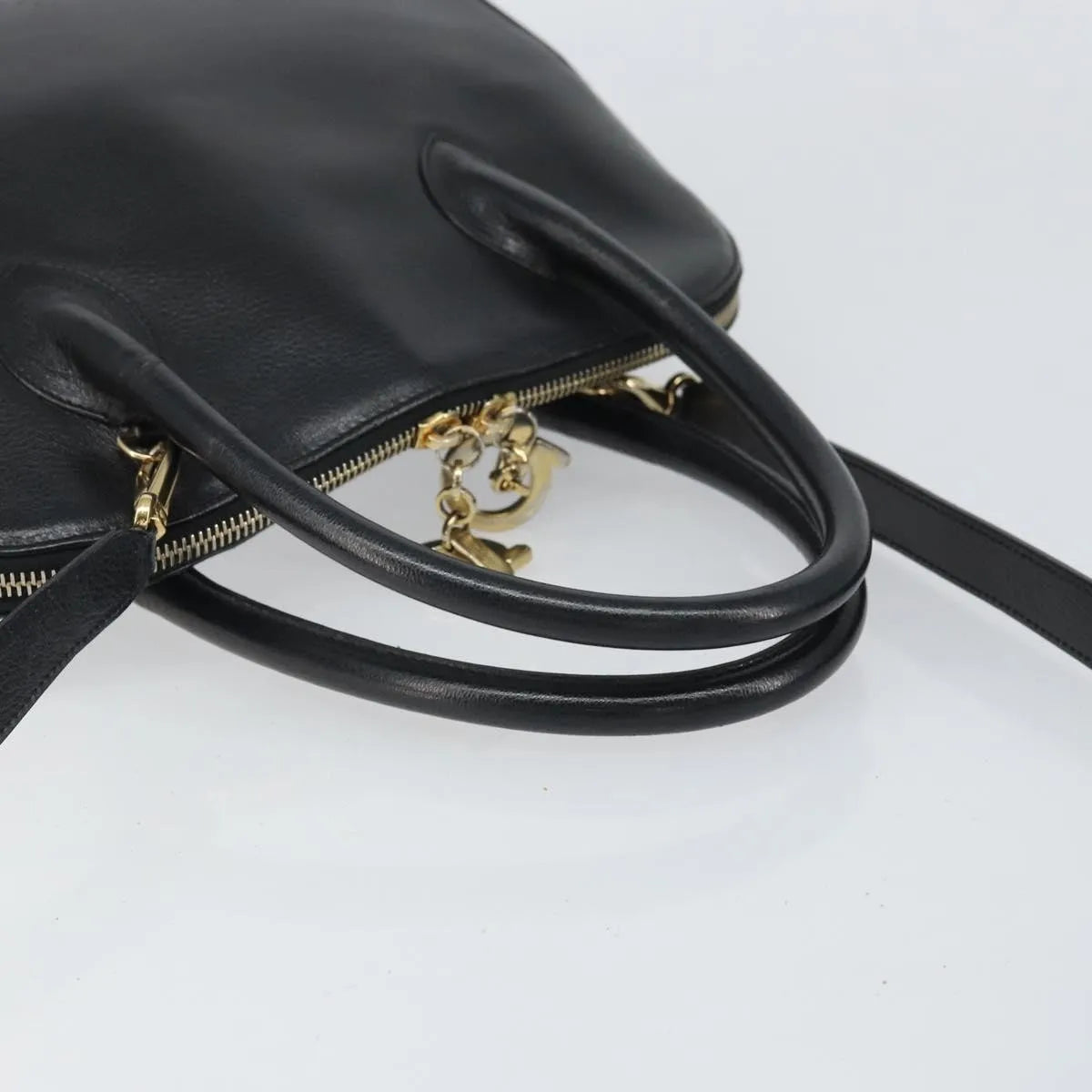 Salvatore Ferragamo Gancini Leather Black Leather Shoulder Bag Bag (Pre-Owned)
