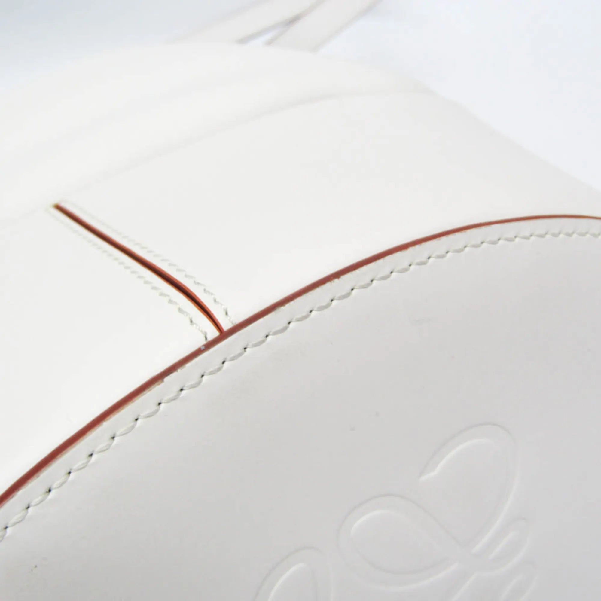 Loewe Balloon Bucket Leather White Leather Handbag (Pre-Owned)