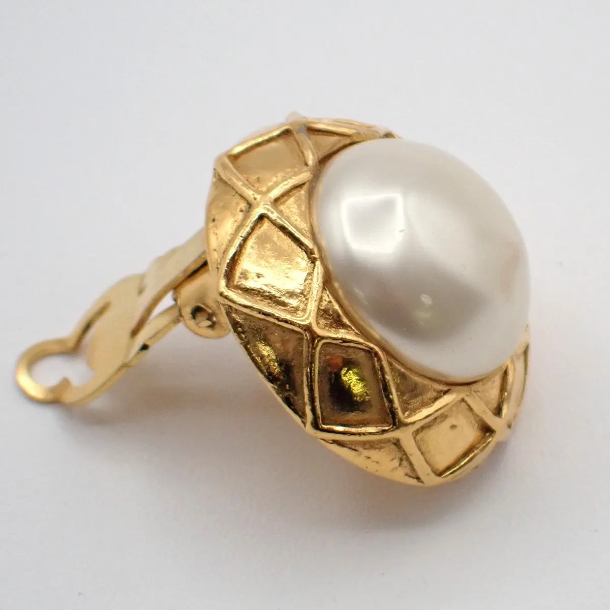 Chanel Vintage Round Clip-On Metal With Faux Pearl Gold Gold_Plated Earrings Jewelry (Pre-Owned)