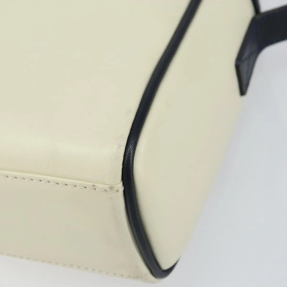 Burberry Vintage Leather White Leather Shoulder Bag Bag (Pre-Owned)