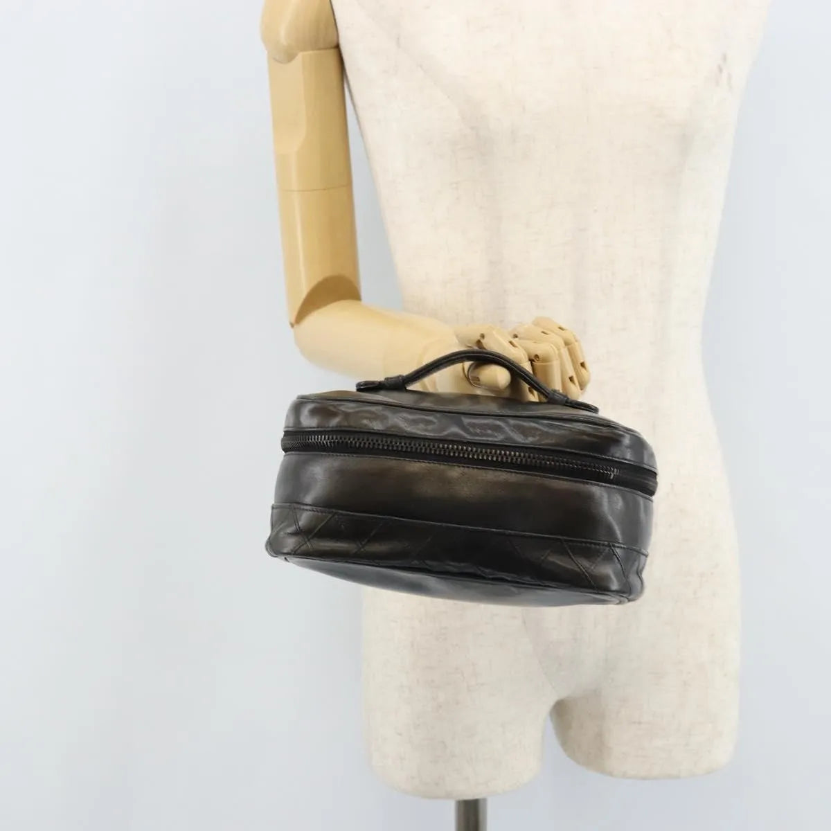 Chanel Vintage Cosmetic Case Lambskin Black Leather Clutche & Pouche Bag (Pre-Owned)