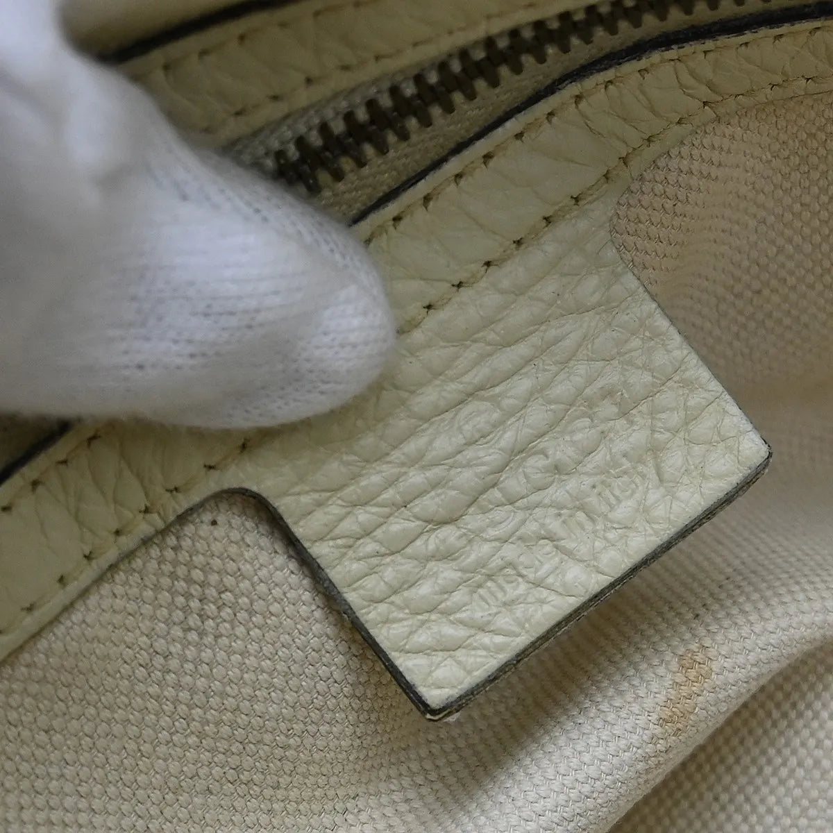 Gucci Gg Shoulder Bag Gg Matelasse Leather Beige Leather Handbag (Pre-Owned)
