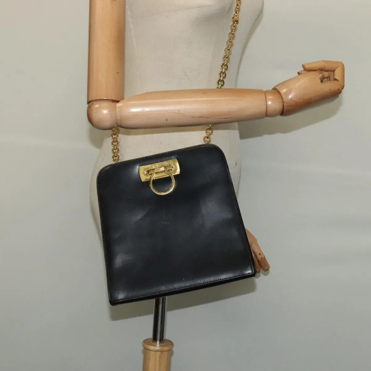 Salvatore Ferragamo Vintage Gancini Chain Leather Black Leather Shoulder Bag Bag (Pre-Owned)