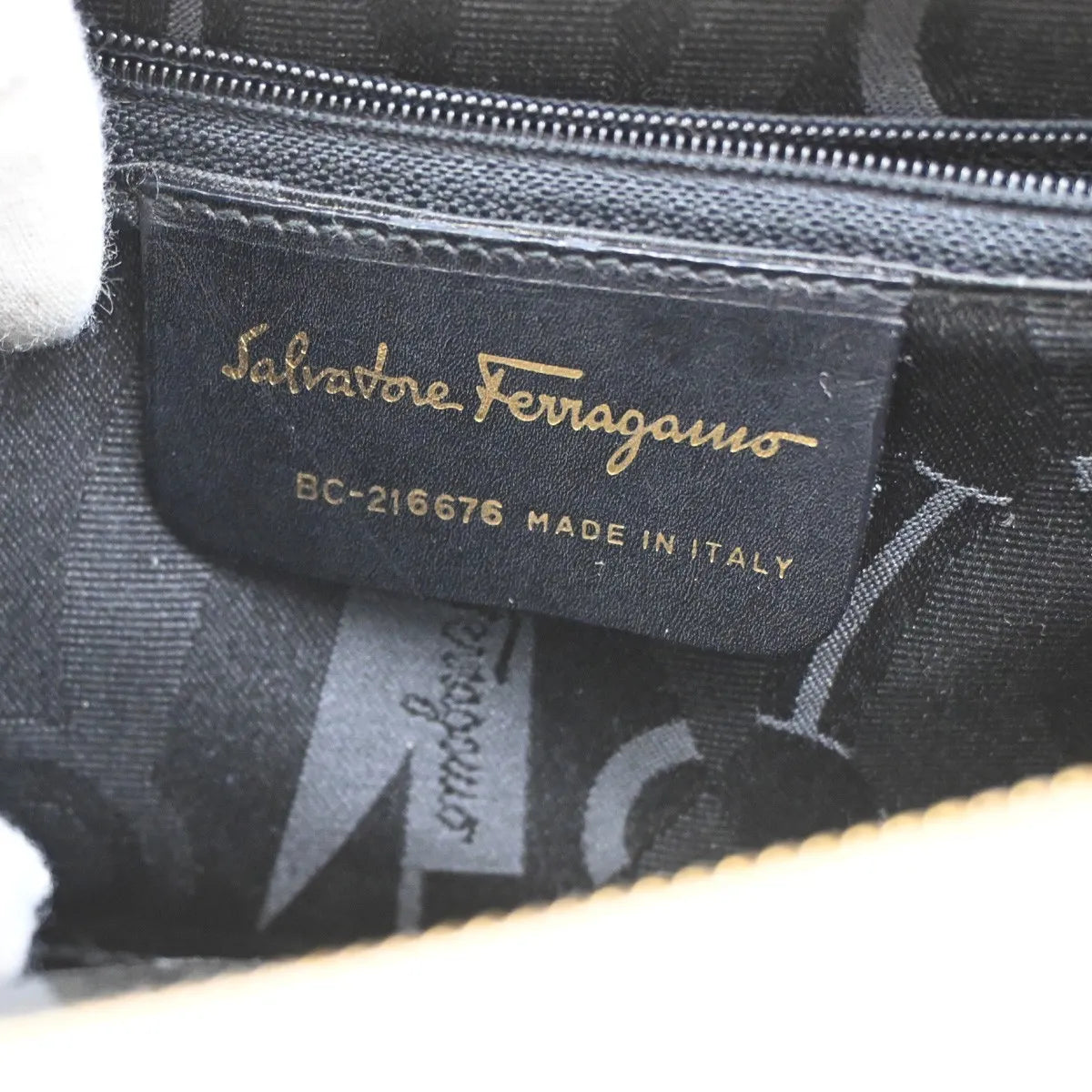 Salvatore Ferragamo Vara Leather Beige Leather Shoulder Bag Bag (Pre-Owned)