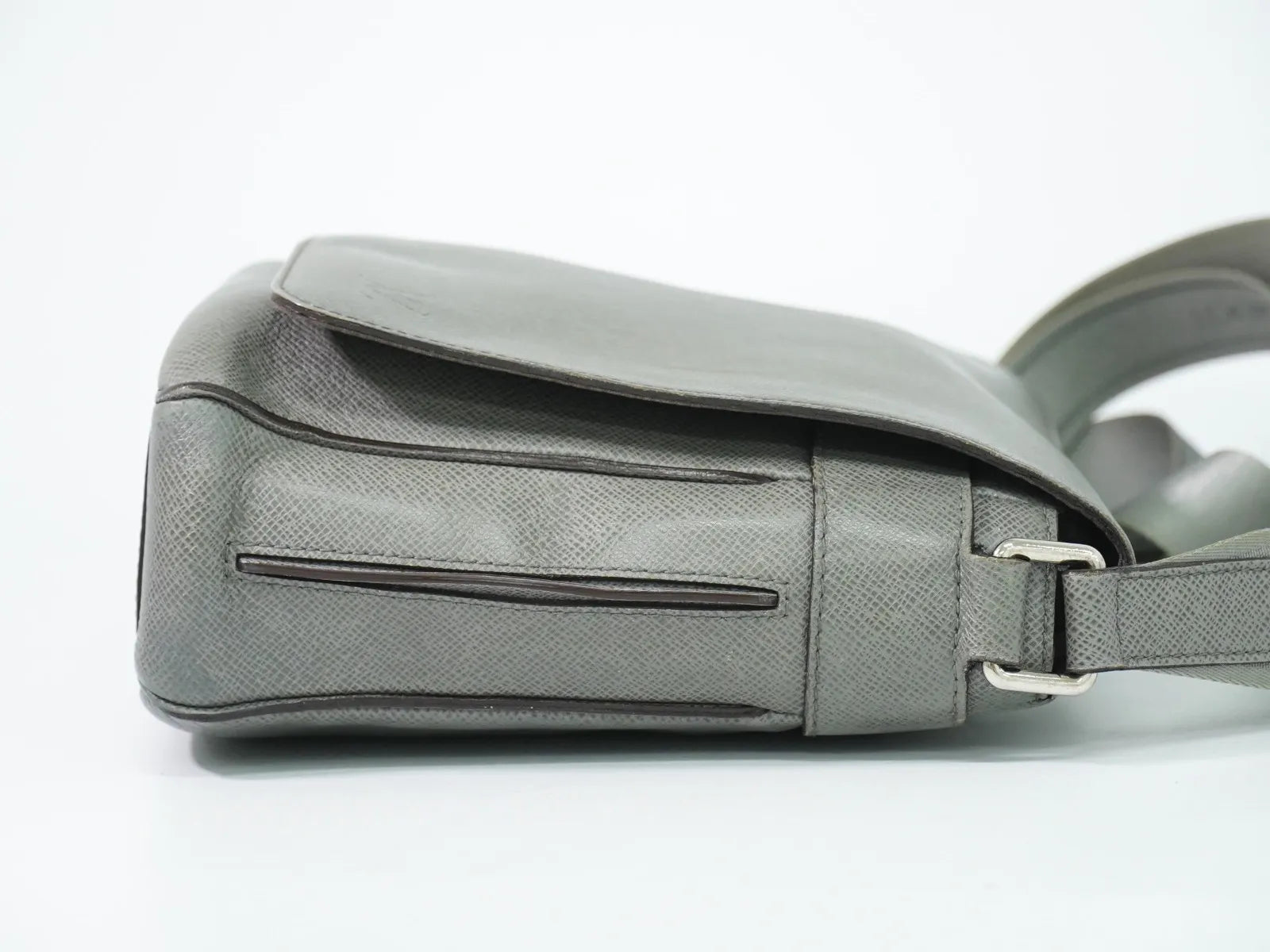 Louis Vuitton Roman Taiga Leather Gray Leather Shoulder Bag Bag (Pre-Owned)