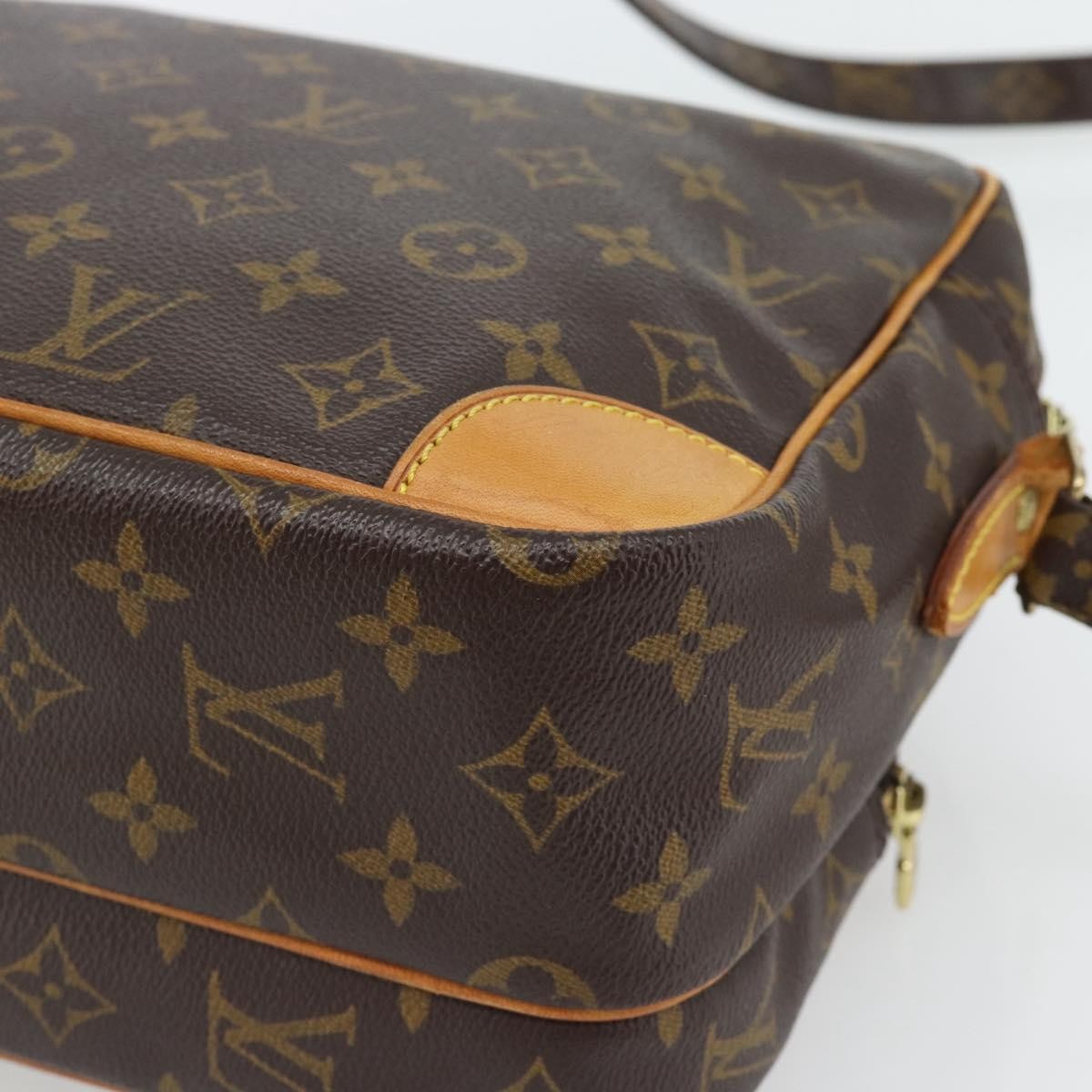 Louis Vuitton Nil Messenger Monogram Canvas Brown Canvas Shoulder Bag Bag (Pre-Owned)