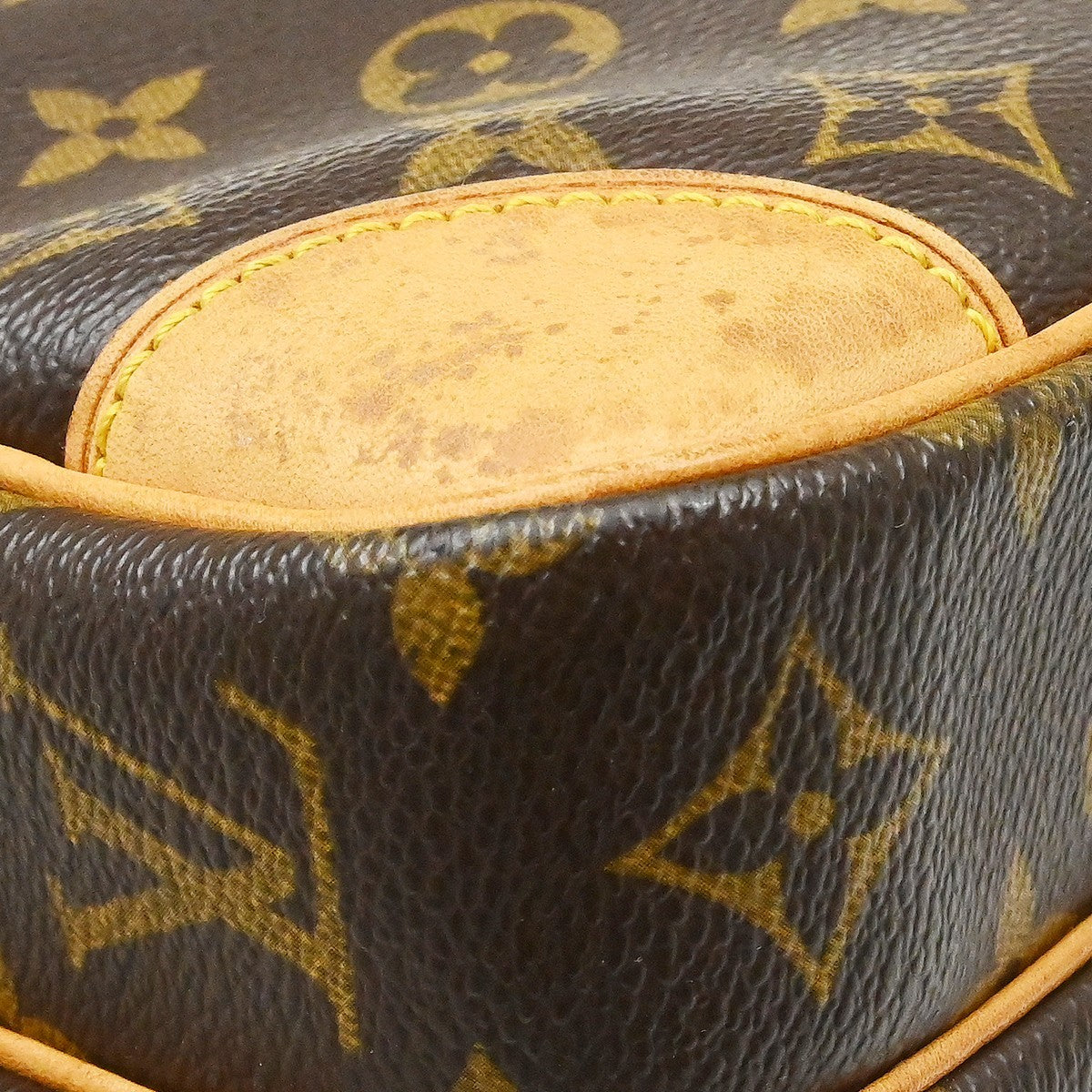 Louis Vuitton Nil Messenger Monogram Canvas Brown Canvas Shoulder Bag Bag (Pre-Owned)