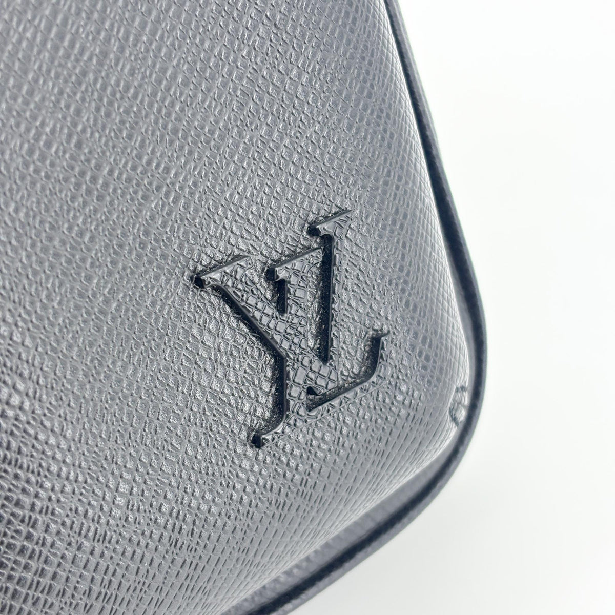 Louis Vuitton Avenue Sling Taiga Leather Black Leather Handbag (Pre-Owned)
