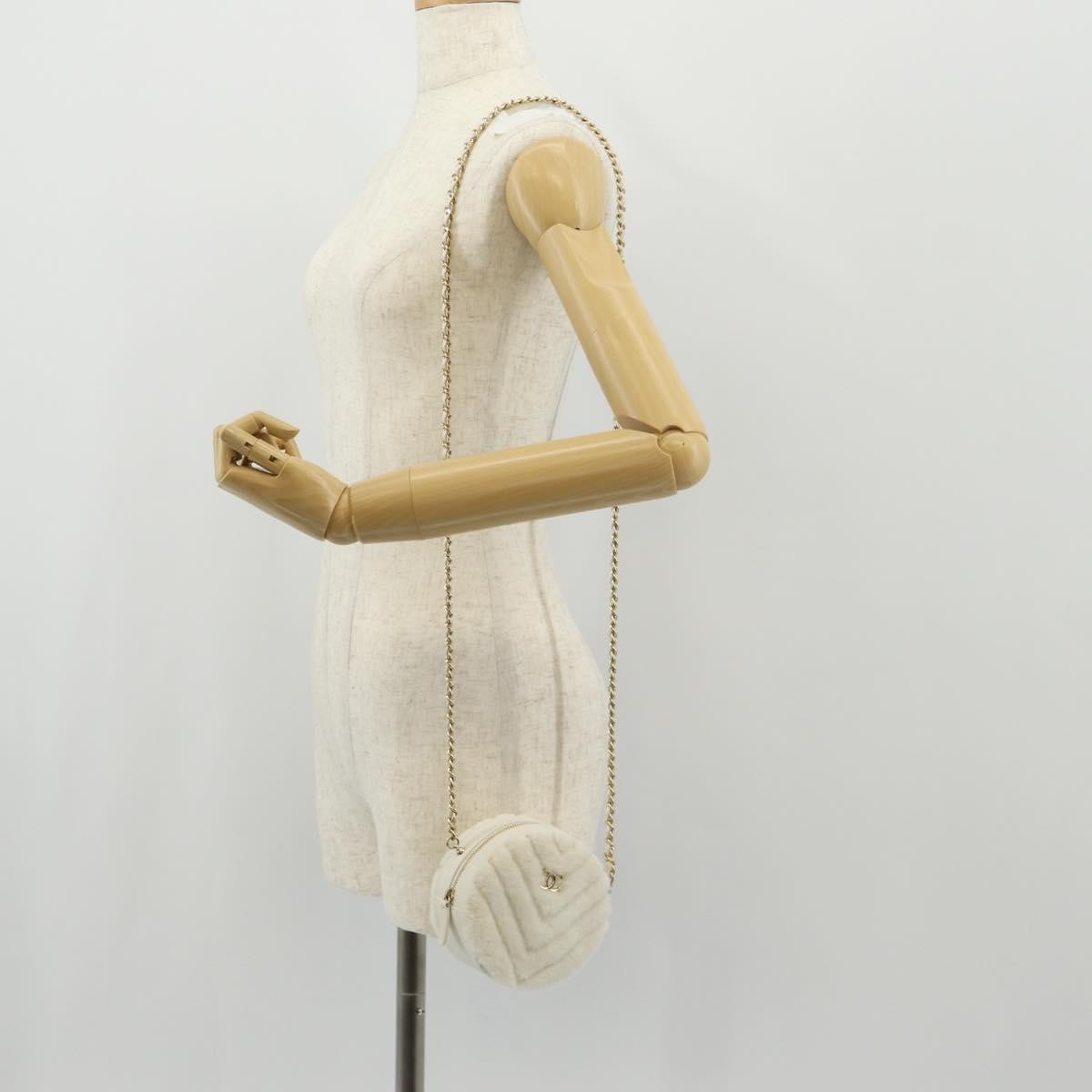 Chanel Round Clutch With Chain Chevron Shearling White Faux_Fur Clutche & Pouche Bag (Pre-Owned)