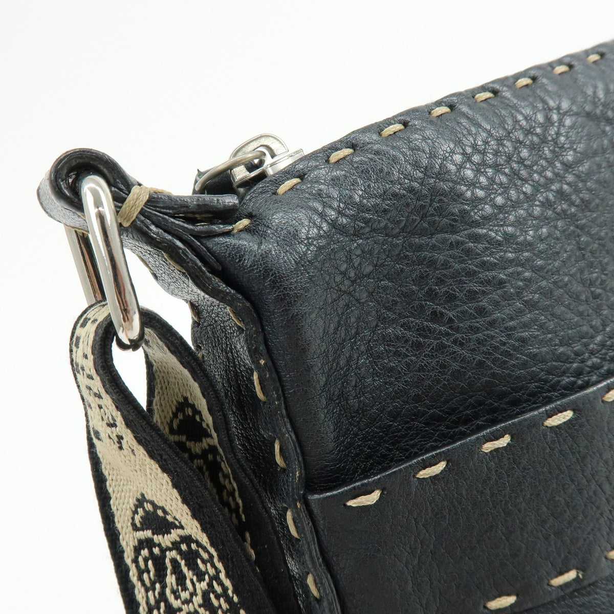 Fendi Vintage Selleria Zip Messenger Leather Black Leather Handbag (Pre-Owned)