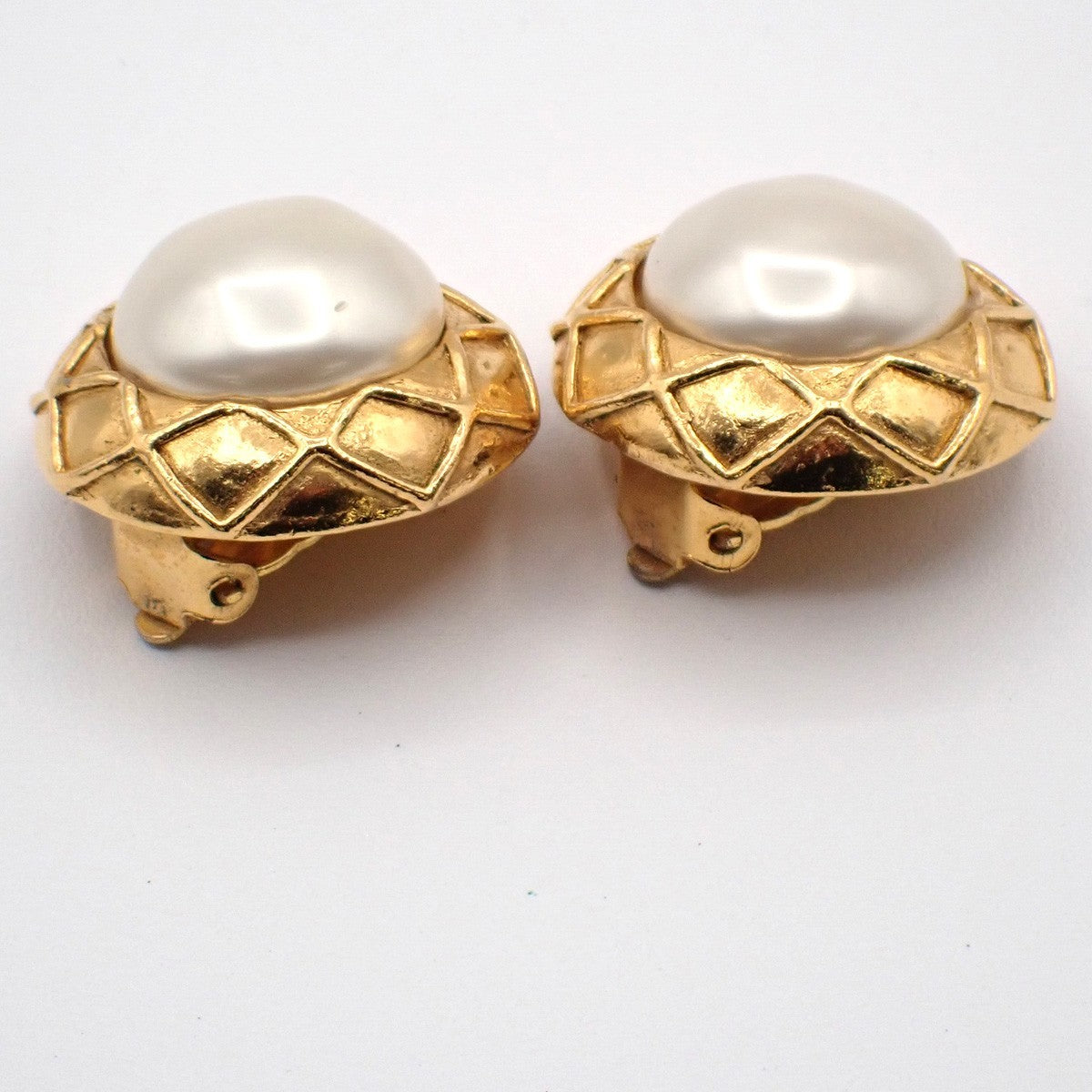 Chanel Vintage Round Clip-On Metal With Faux Pearl Gold Gold_Plated Earrings Jewelry (Pre-Owned)