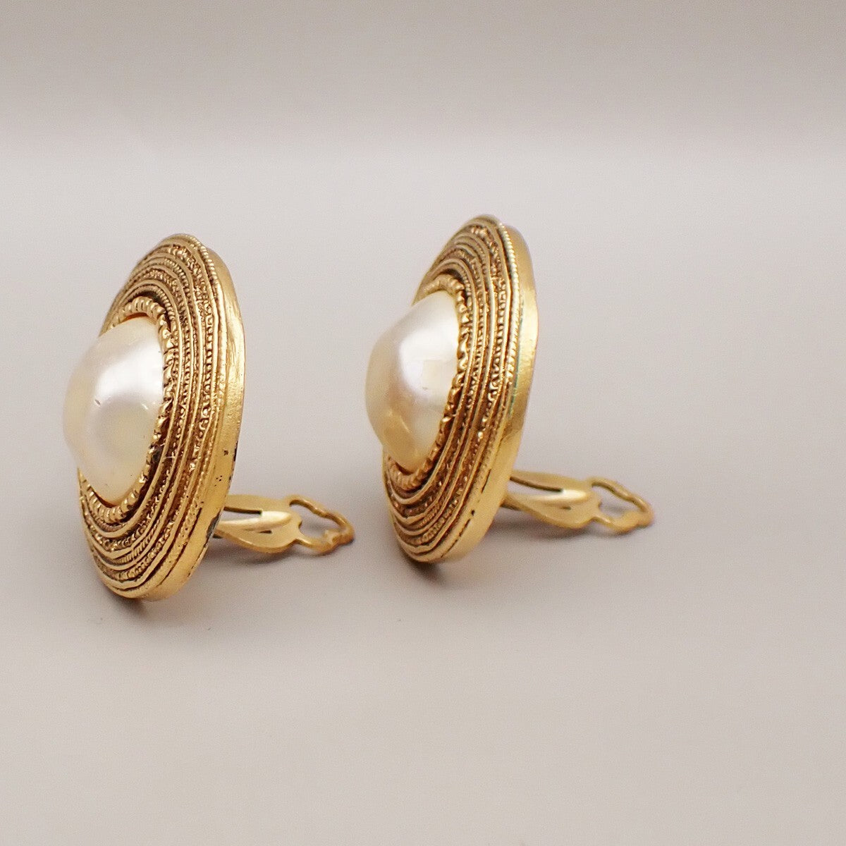 Chanel Vintage Round Clip-On Metal With Faux Pearl Gold Gold_Plated Earrings Jewelry (Pre-Owned)