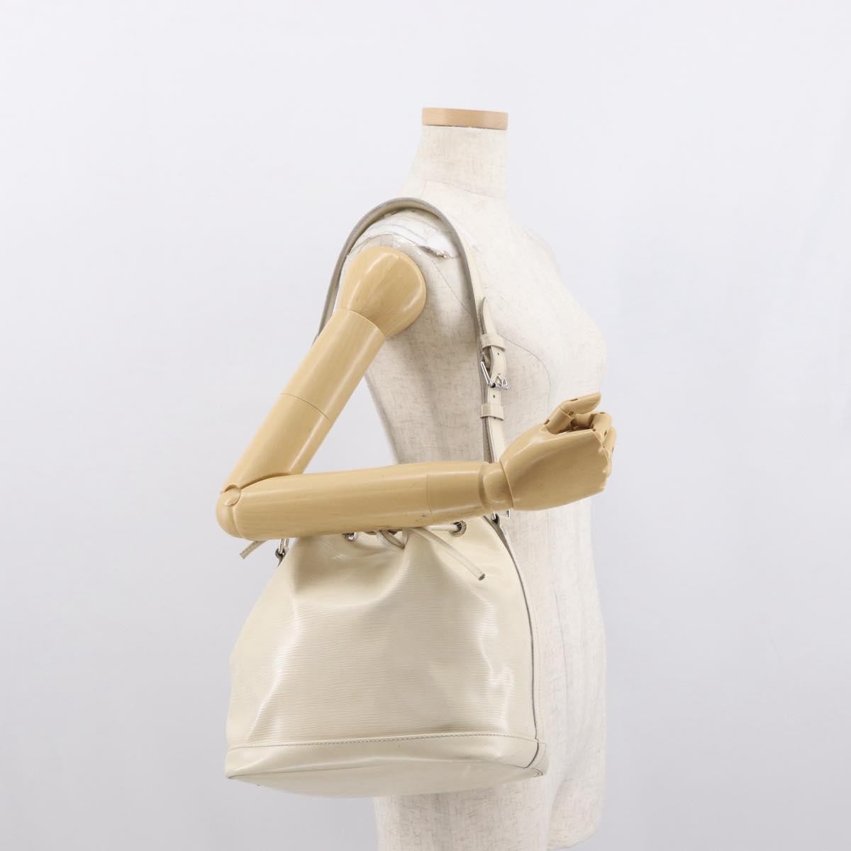 Louis Vuitton Petit Noe Epi Leather White Leather Shoulder Bag Bag (Pre-Owned)