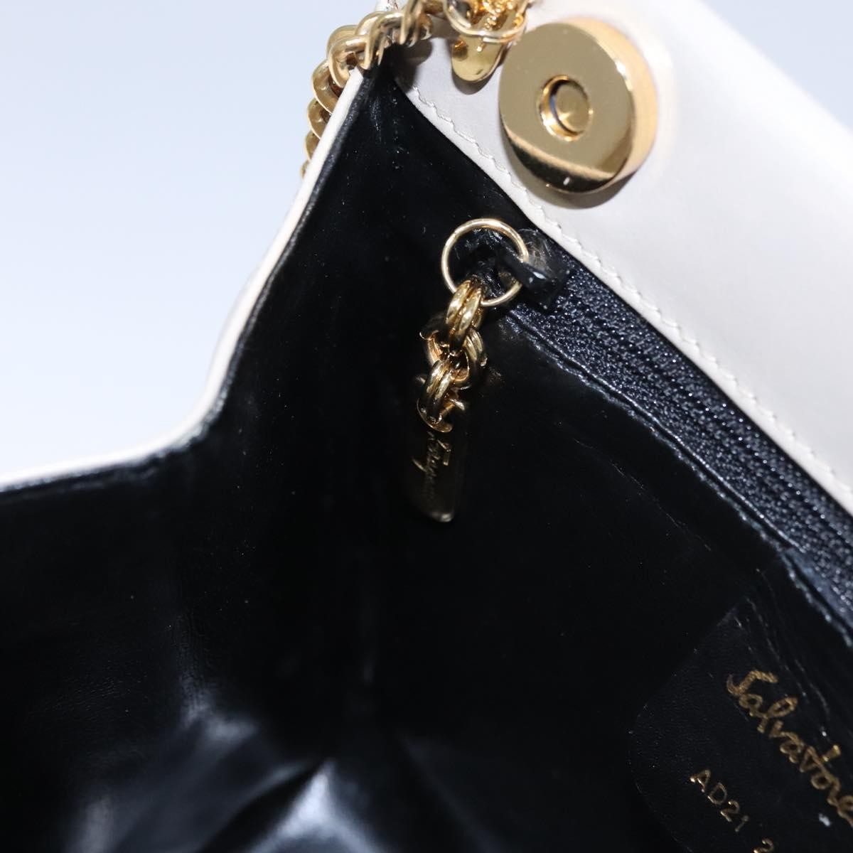 Salvatore Ferragamo Vintage Chain Leather Beige Leather Shoulder Bag Bag (Pre-Owned)