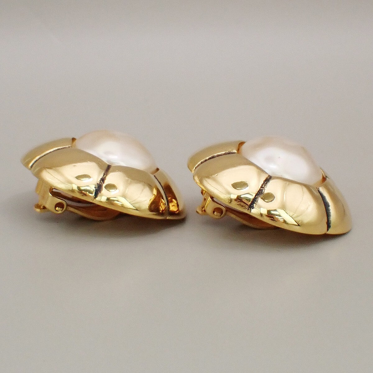 Chanel Vintage Cc Flower Clip-On Textured Metal Gold Gold_Plated Earrings Jewelry (Pre-Owned)