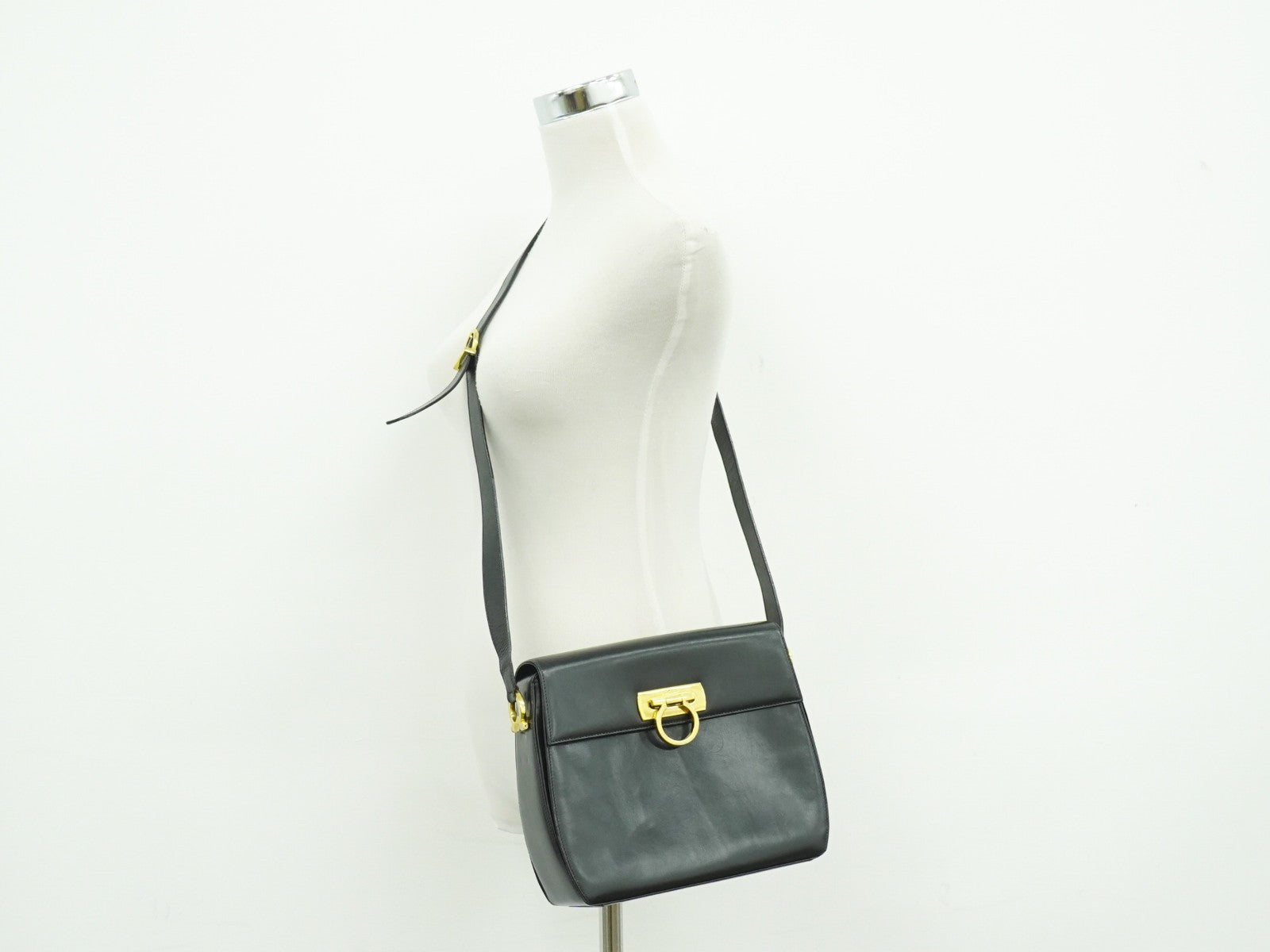 Salvatore Ferragamo Gancini Leather Black Leather Shoulder Bag Bag (Pre-Owned)