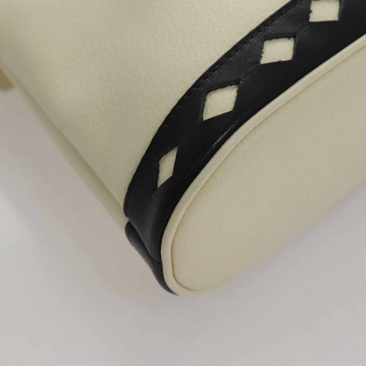 Saint Laurent Vintage Leather White Leather Handbag (Pre-Owned)