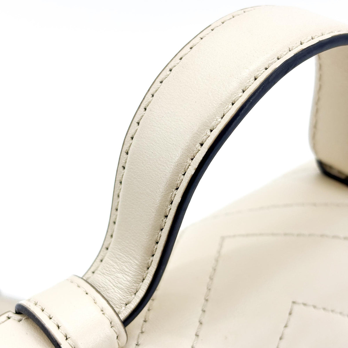 Gucci Gg Marmont Top Handle Flap Matelasse Leather White Leather Handbag (Pre-Owned)