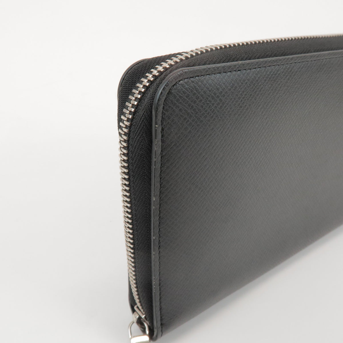 Louis Vuitton Zippy Organizer Taiga Leather Black Leather Wallets Accessory (Pre-Owned)