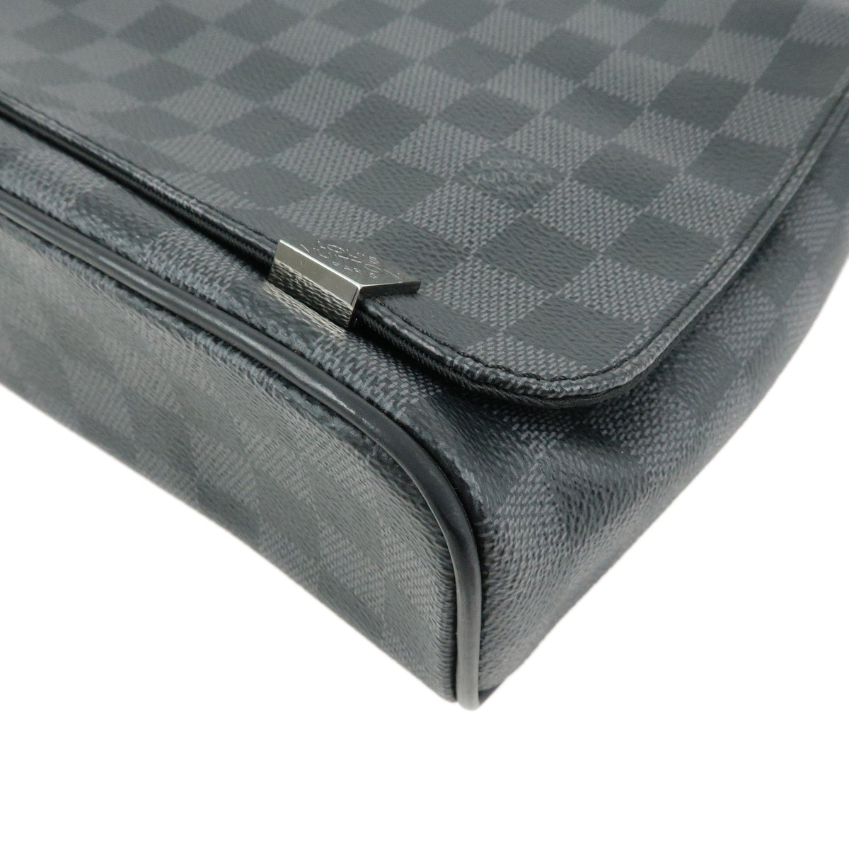 Louis Vuitton District Nm Messenger Damier Graphite Gray Canvas Handbag (Pre-Owned)