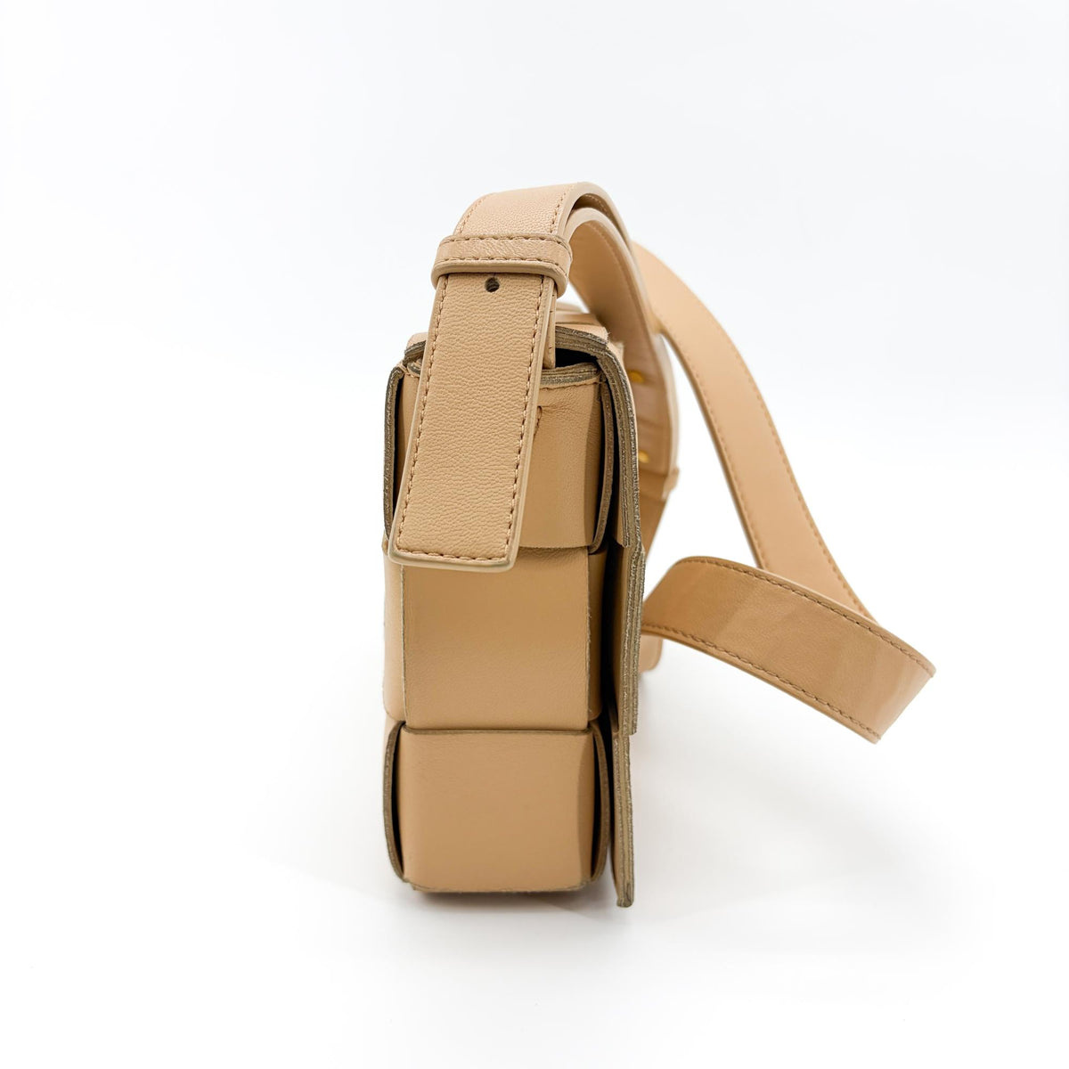 Bottega Veneta Cassette Maxi Intrecciato Leather Beige Leather Crossbody Bag Bag (Pre-Owned)