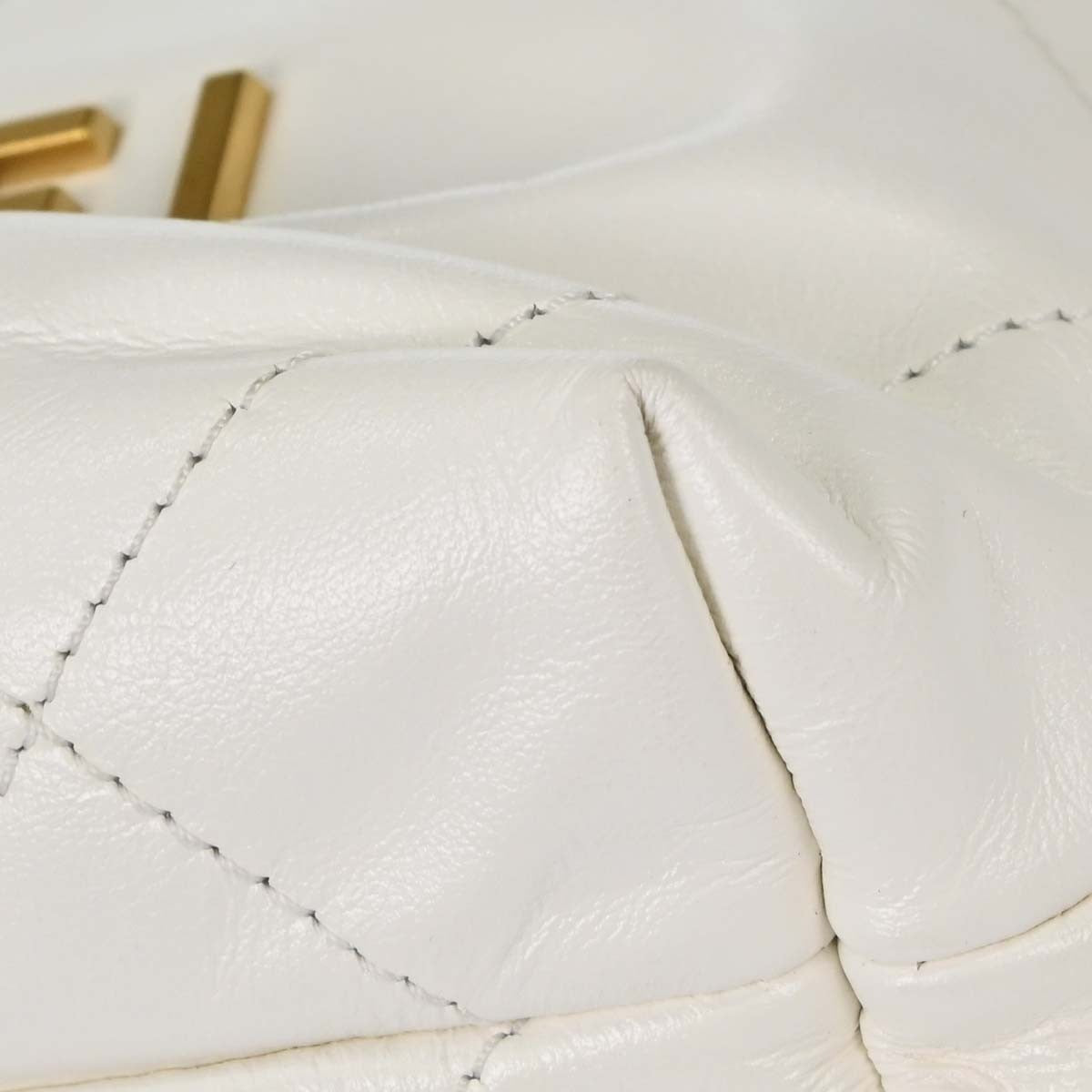 Chanel 22 Chain Hobo Quilted Calfskin White Leather Shoulder Bag Bag (Pre-Owned)