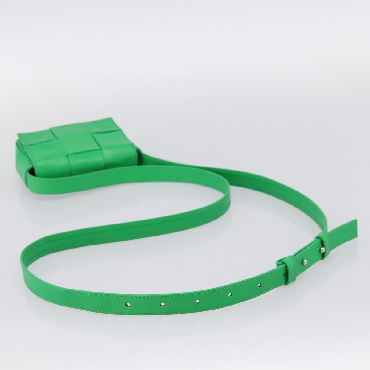 Bottega Veneta Cassette Maxi Intrecciato Leather Green Leather Clutche & Pouche Bag (Pre-Owned)