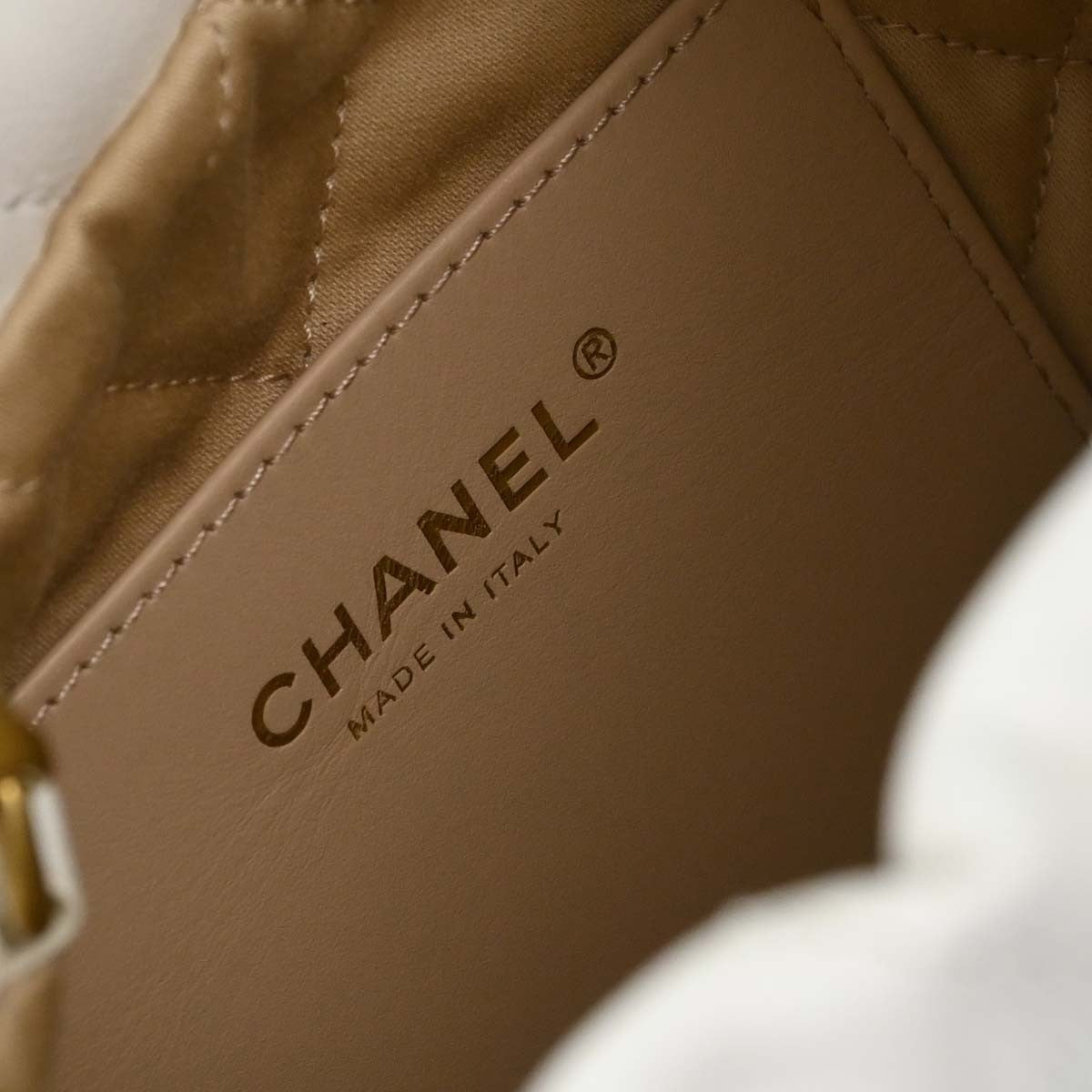 Chanel 22 Chain Hobo Quilted Calfskin White Leather Shoulder Bag Bag (Pre-Owned)