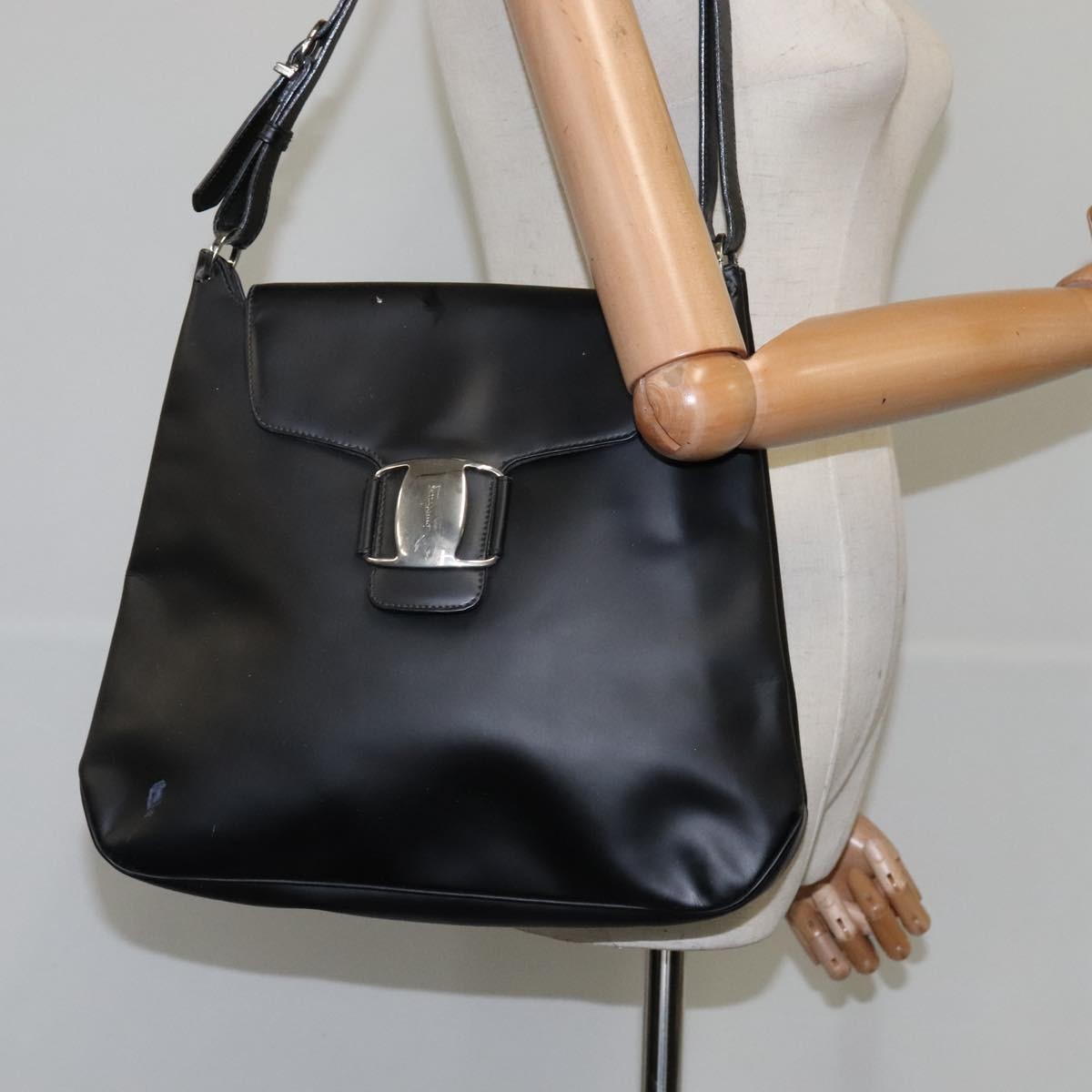 Salvatore Ferragamo Vara Leather Black Patent_Leather Shoulder Bag Bag (Pre-Owned)
