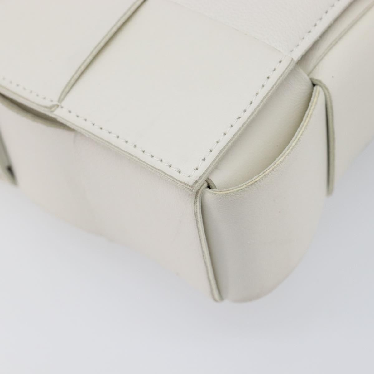 Bottega Veneta Cassette Maxi Intrecciato Leather White Leather Crossbody Bag Bag (Pre-Owned)