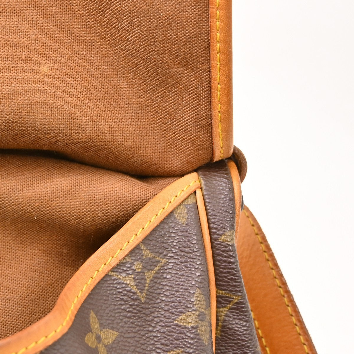 Louis Vuitton Saumur Canvas Brown Canvas Shoulder Bag Bag (Pre-Owned)