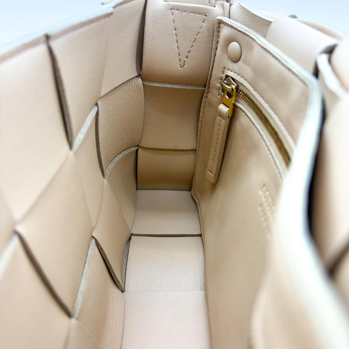 Bottega Veneta Cassette Maxi Intrecciato Leather Beige Leather Crossbody Bag Bag (Pre-Owned)