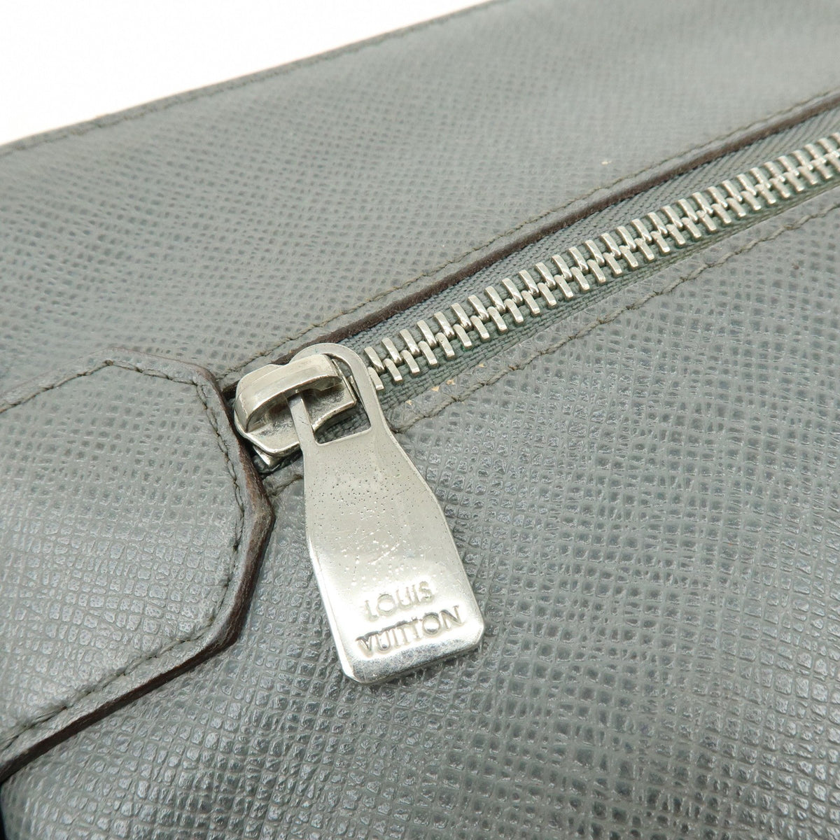 Louis Vuitton Sasha Taiga Leather Gray Leather Handbag (Pre-Owned)