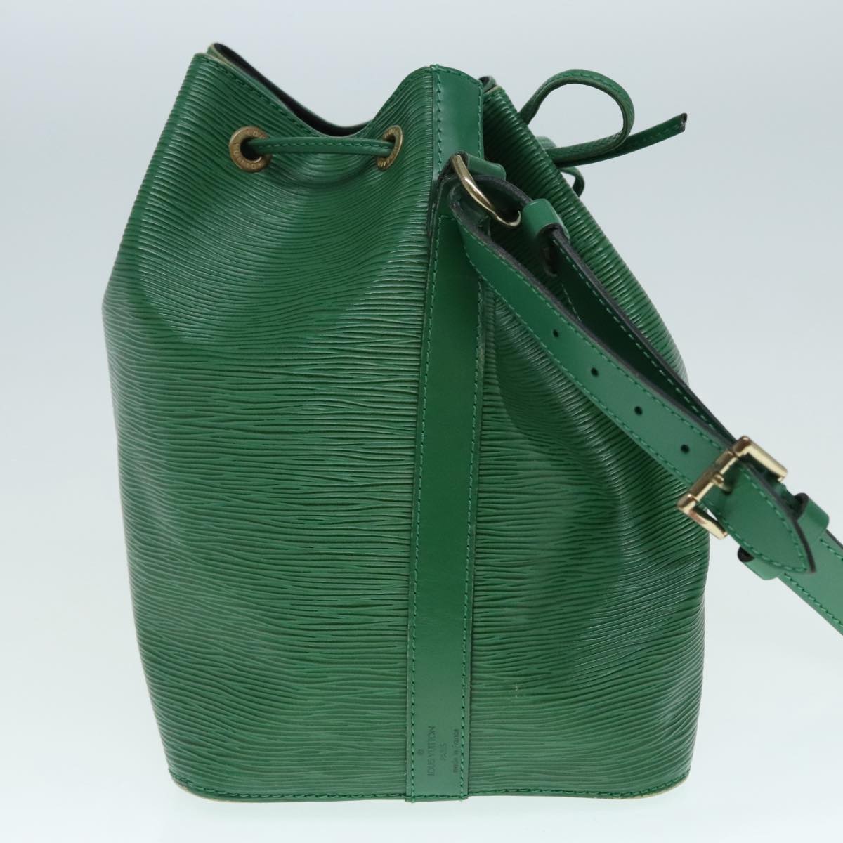 Louis Vuitton Noe Green Leather Shoulder Bag (Pre-Owned)