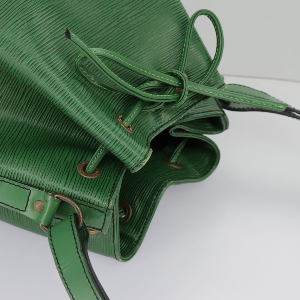 Louis Vuitton Noé Green Leather Shoulder Bag (Pre-Owned)