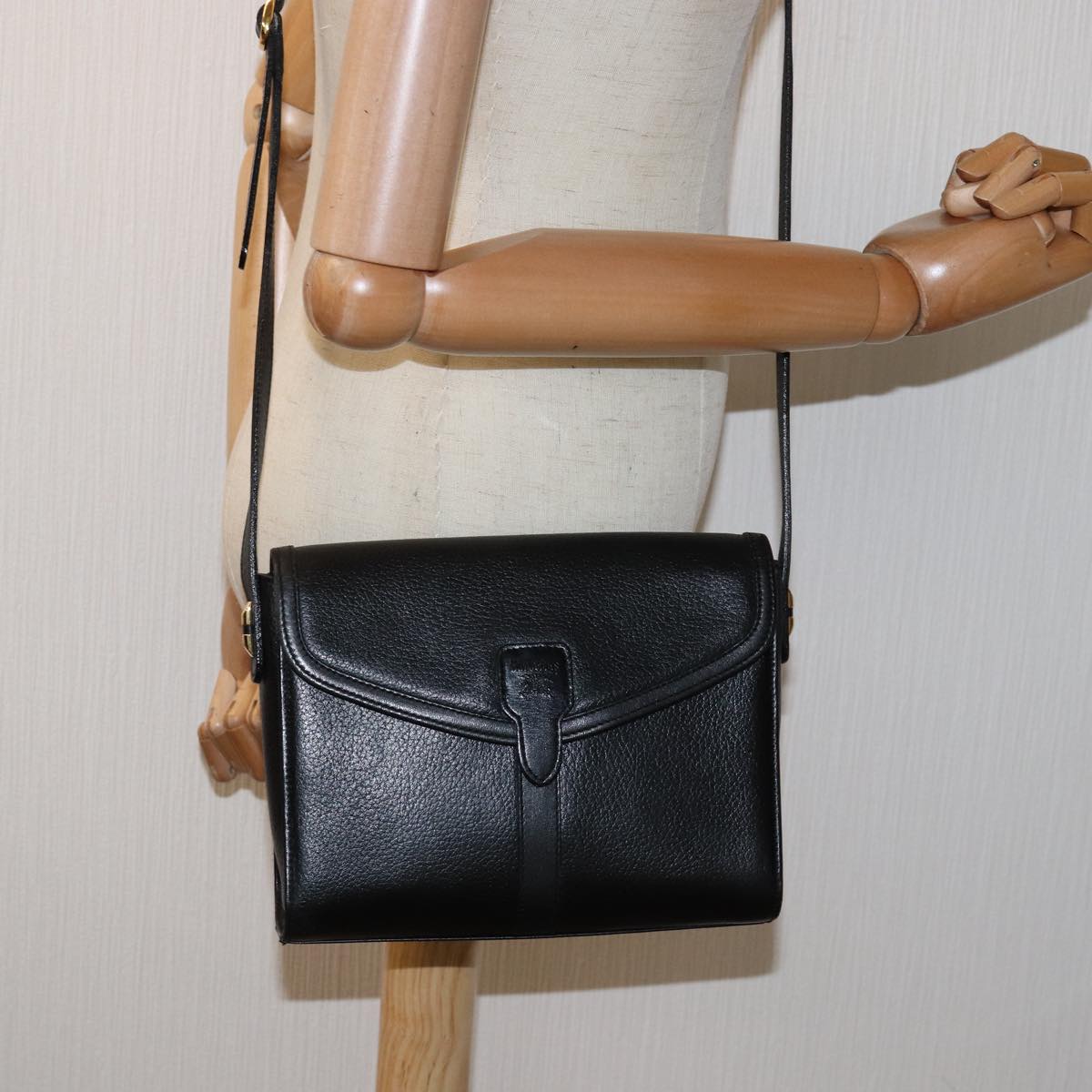 Burberry Black Leather Shoulder Bag (Pre-Owned)
