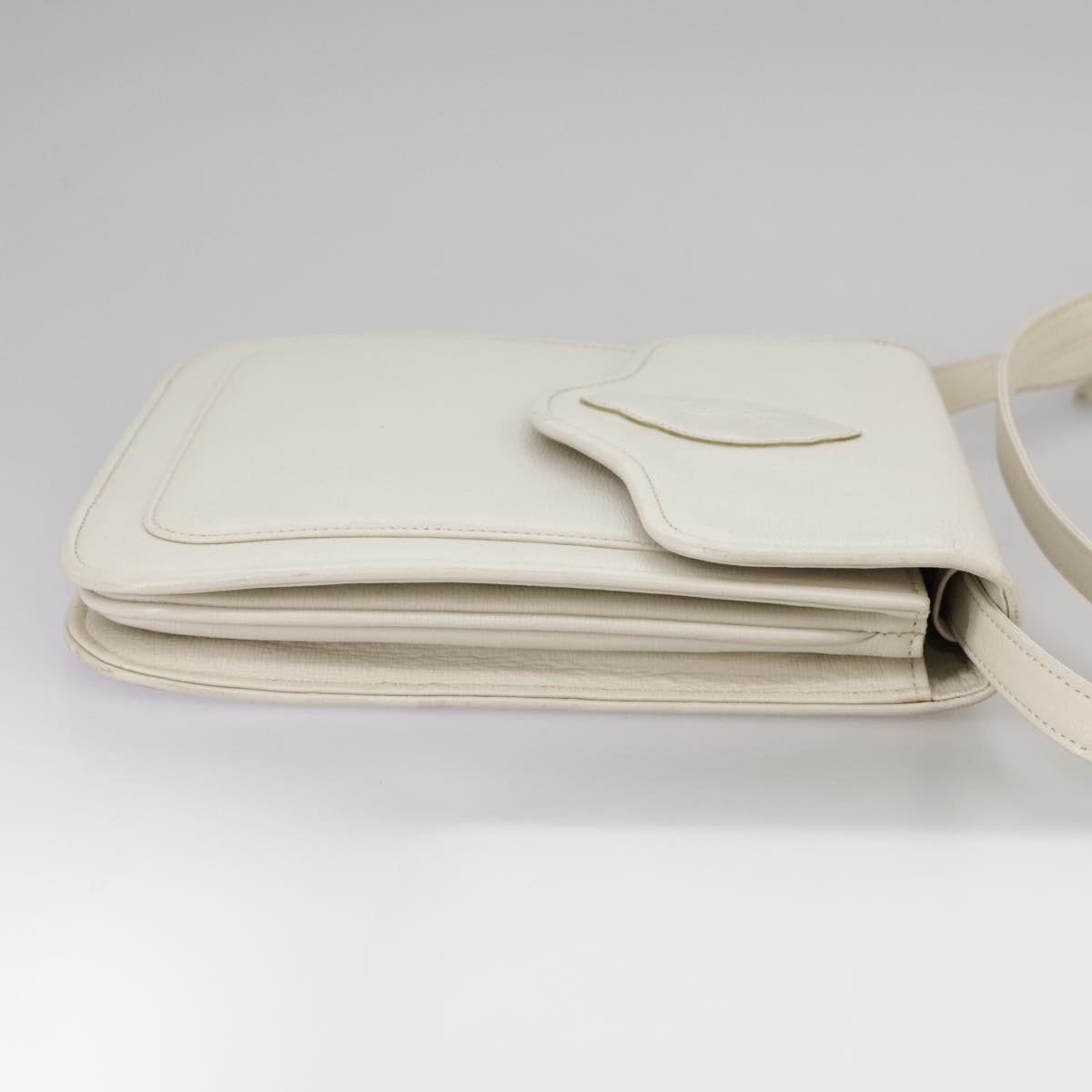 Saint Laurent Ysl Line White Leather Shoulder Bag (Pre-Owned)
