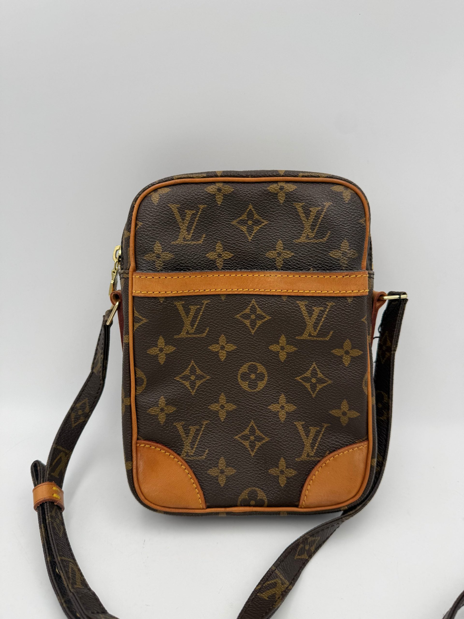 Louis Vuitton LOUIS VUITTON DANUBE Monogram  Handbag (Pre-Owned)