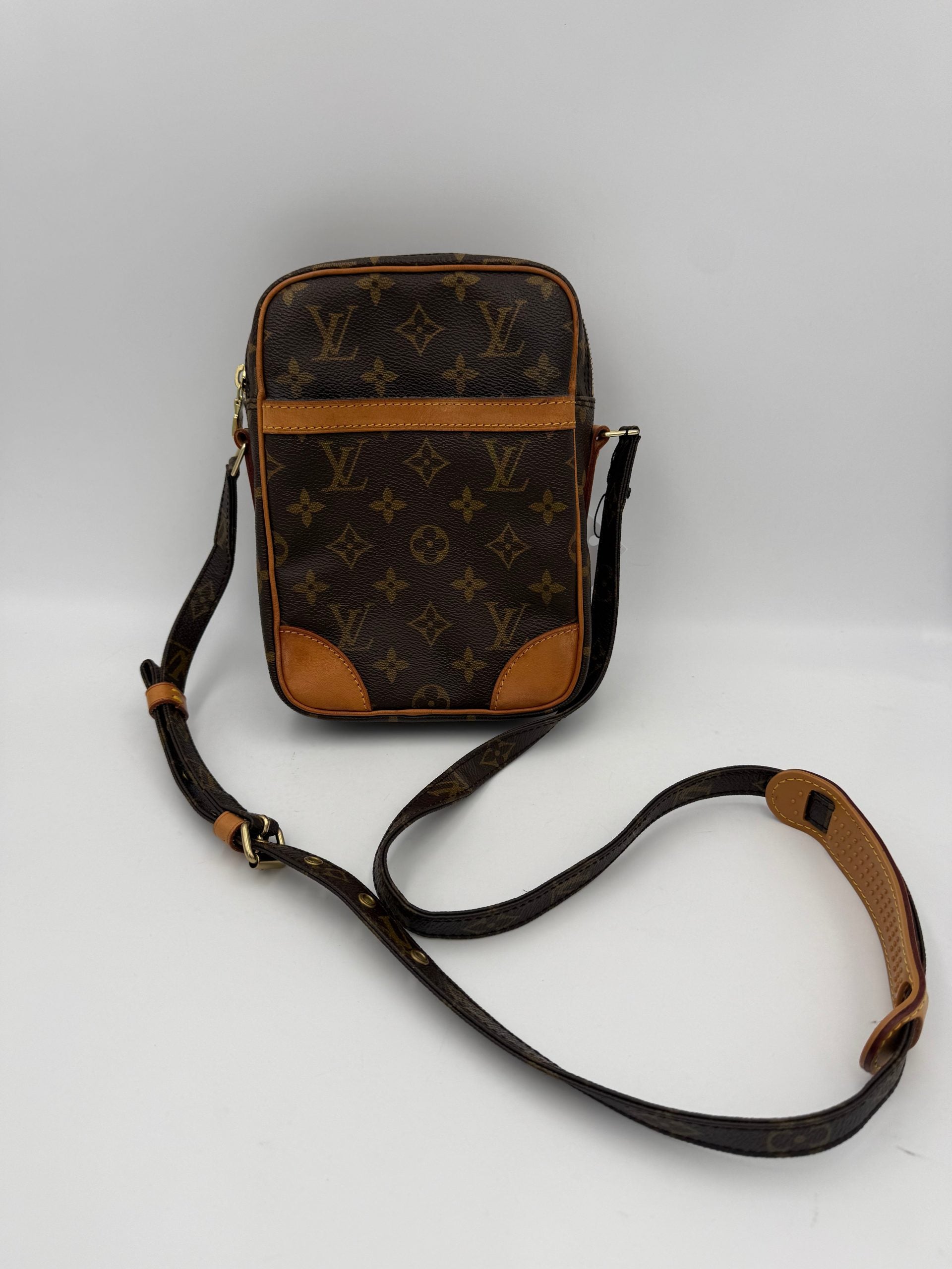 Louis Vuitton LOUIS VUITTON DANUBE Monogram  Handbag (Pre-Owned)