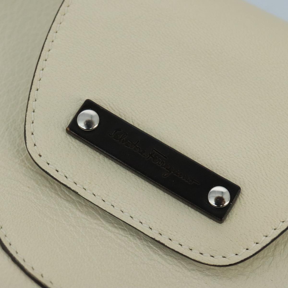 Salvatore Ferragamo White Leather Shoulder Bag (Pre-Owned)