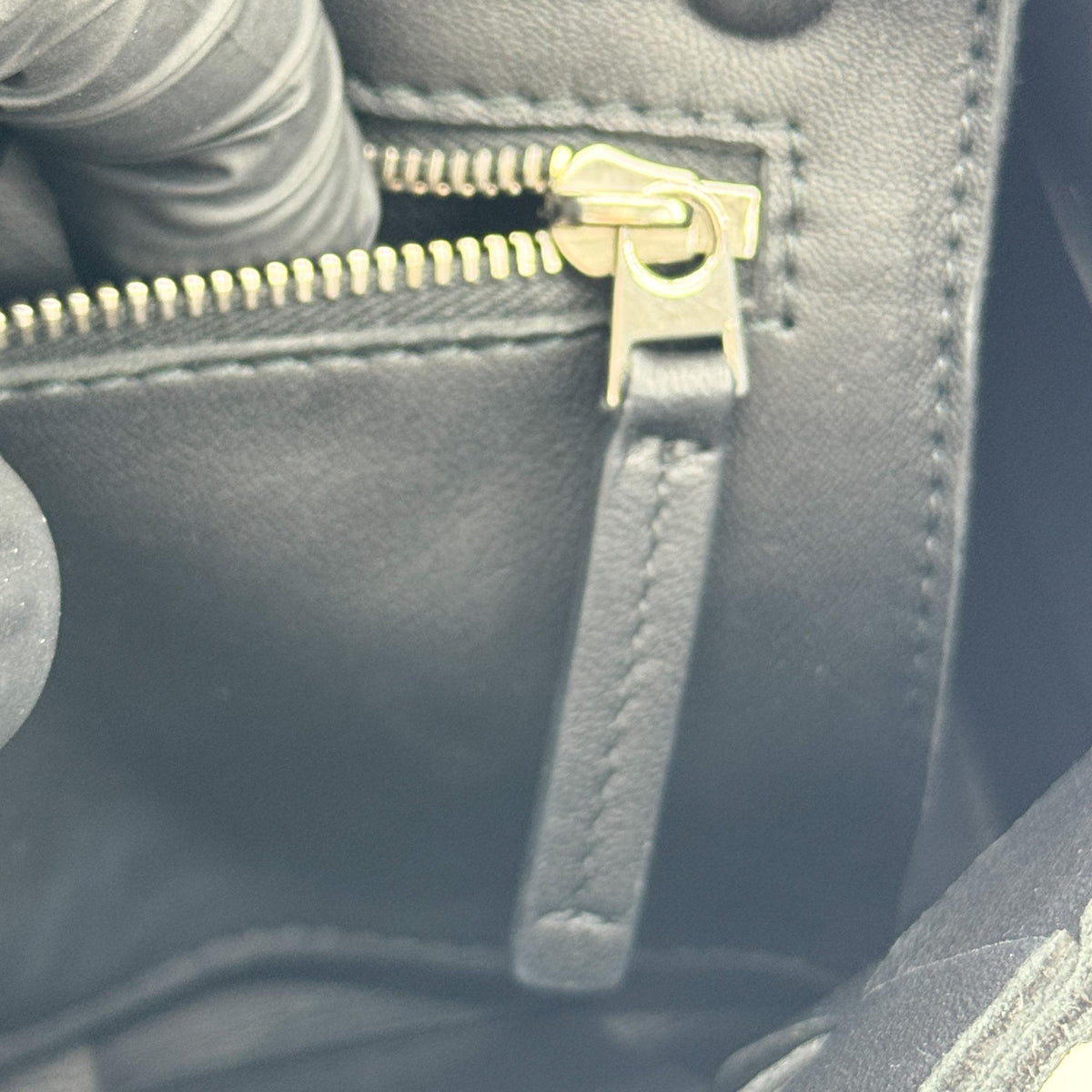 Bottega Veneta Cassette Maxi Intrecciato Leather Black Leather Crossbody Bag Bag (Pre-Owned)