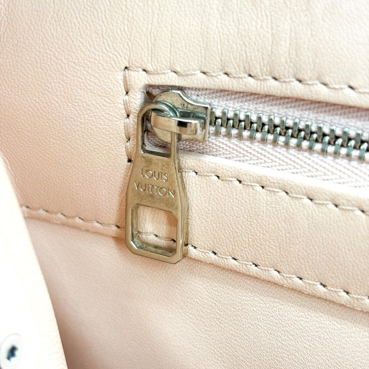 Louis Vuitton Flower Chain Capucines Leather Beige Leather Handbag (Pre-Owned)