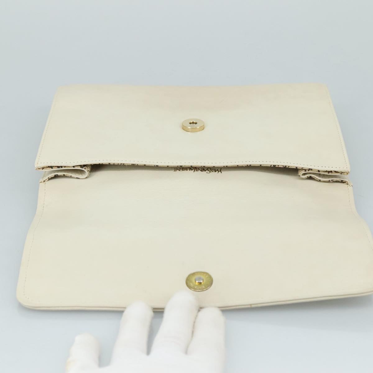 Yves Saint Laurent White Leather Clutch Bag (Pre-Owned)