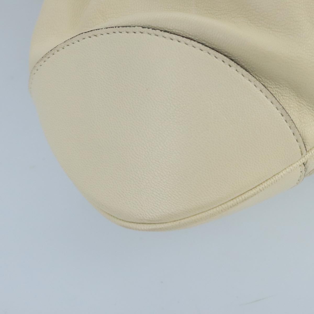 Salvatore Ferragamo White Leather Shoulder Bag (Pre-Owned)