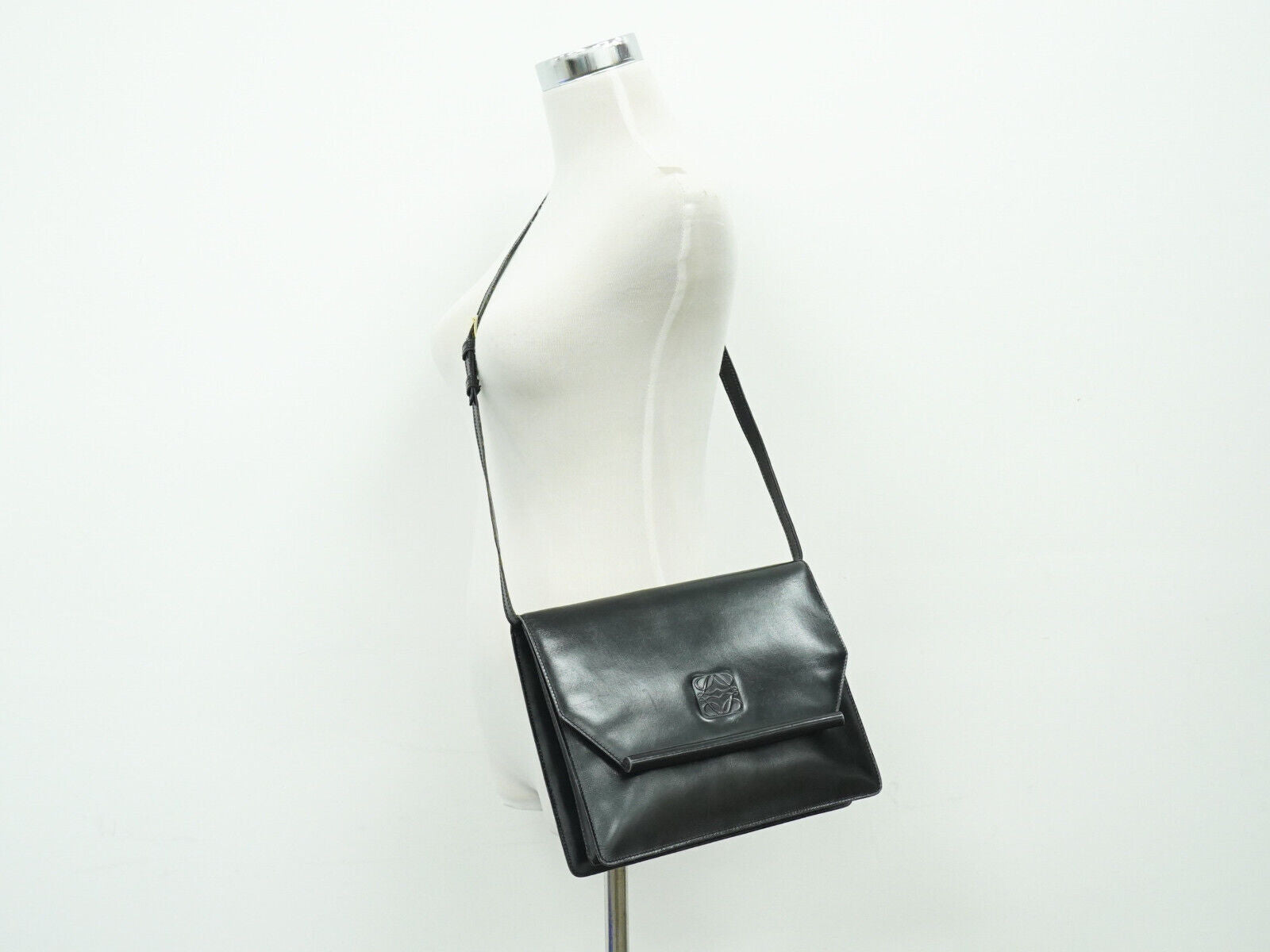 Loewe Black Leather Shoulder Bag (Pre-Owned)
