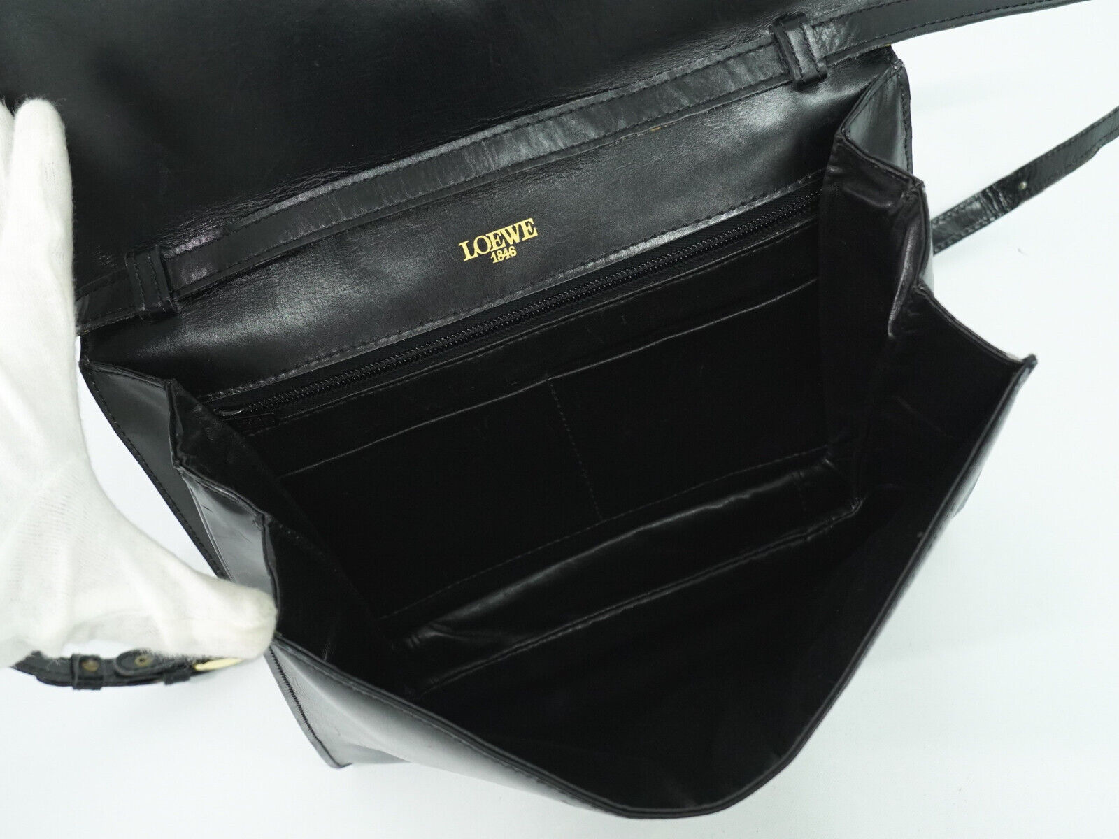 Loewe Black Leather Shoulder Bag (Pre-Owned)