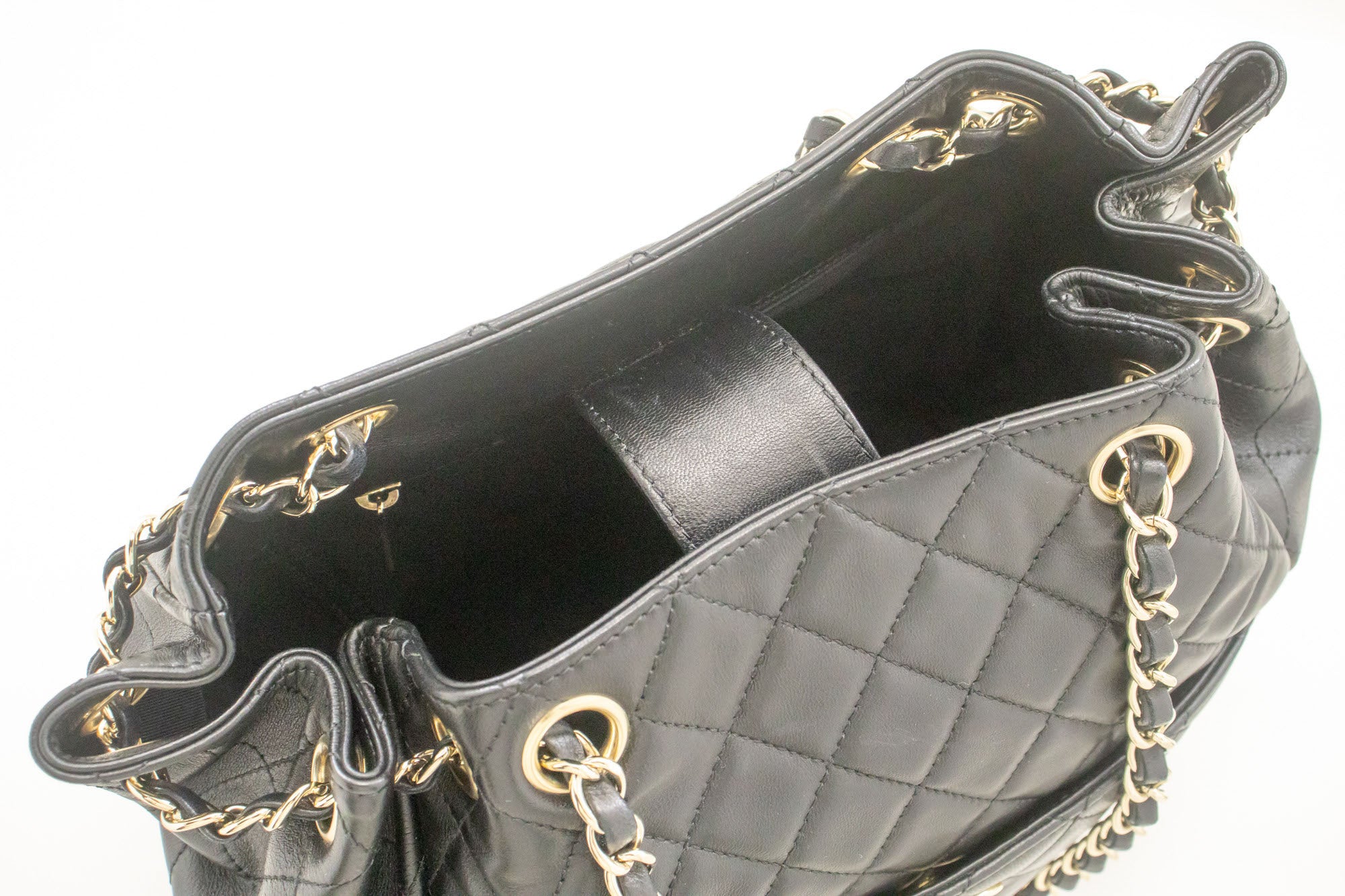 Chanel Drawstring Black Leather Shoulder Bag (Pre-Owned)