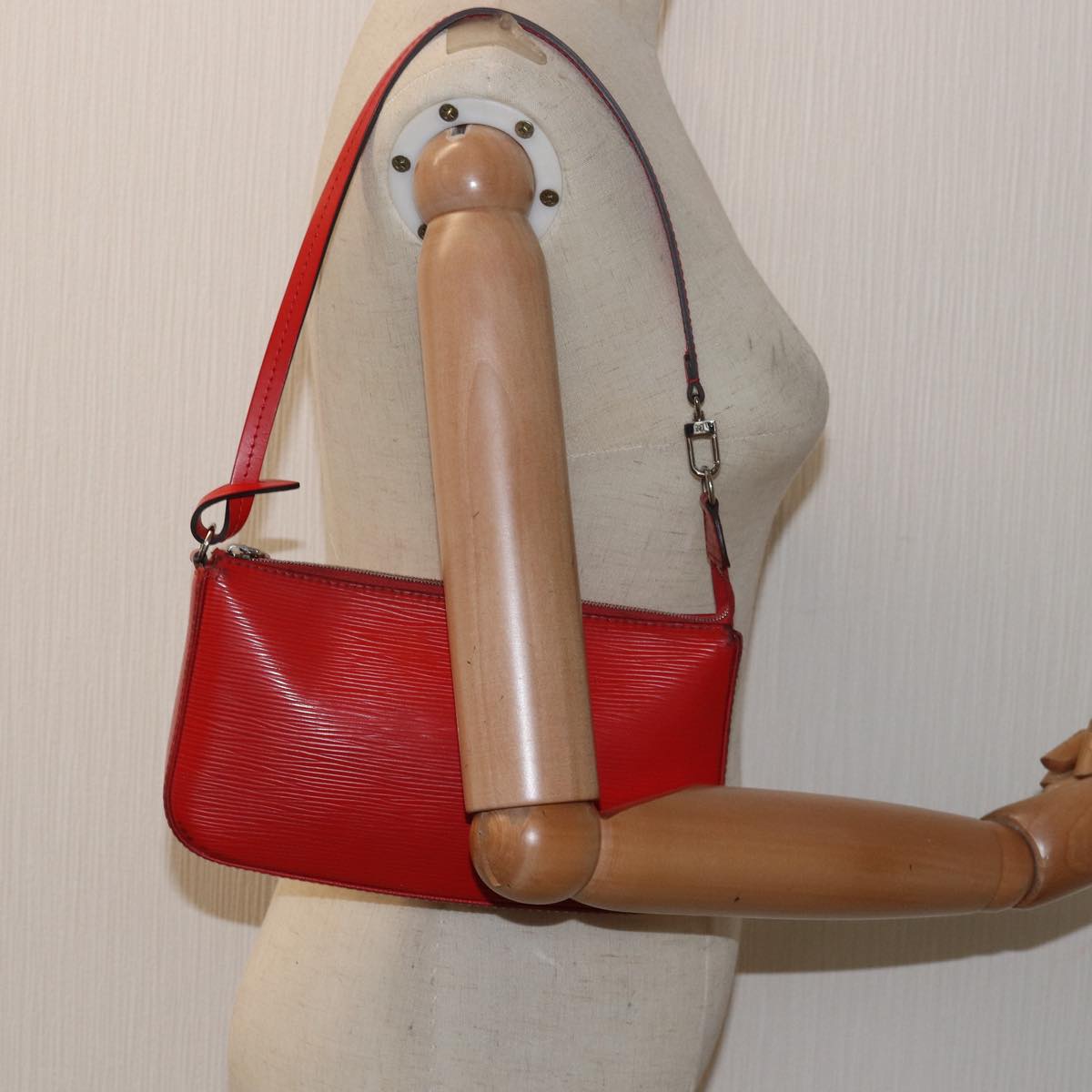 Louis Vuitton Pochette Accessoires Red Leather Clutch Bag (Pre-Owned)